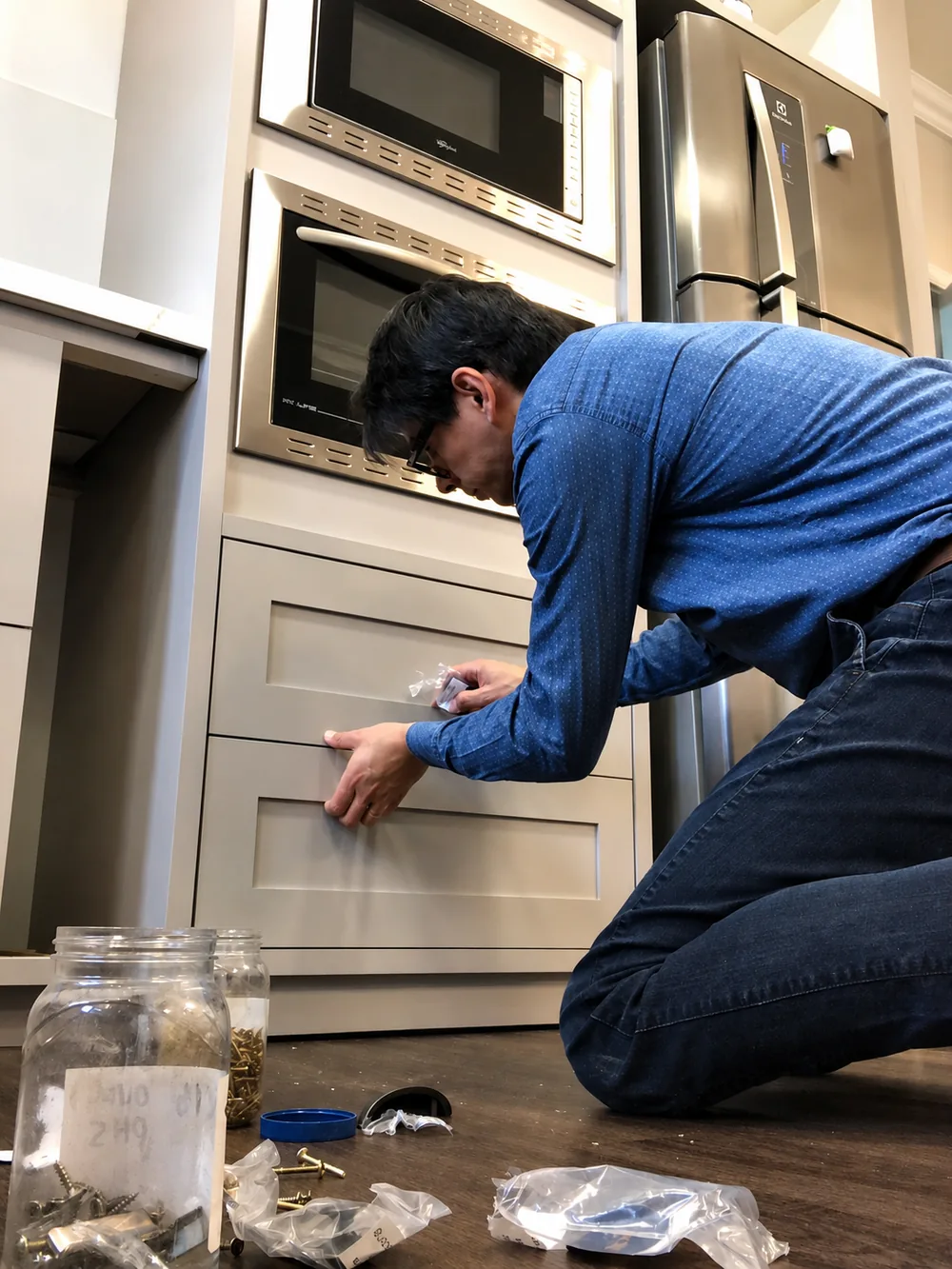 Fábio montando os móveis